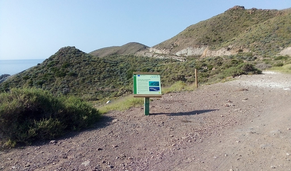 
			      Señal en el Parque Natural del Cabo de Gata-Níjar (Almería).			    
			  